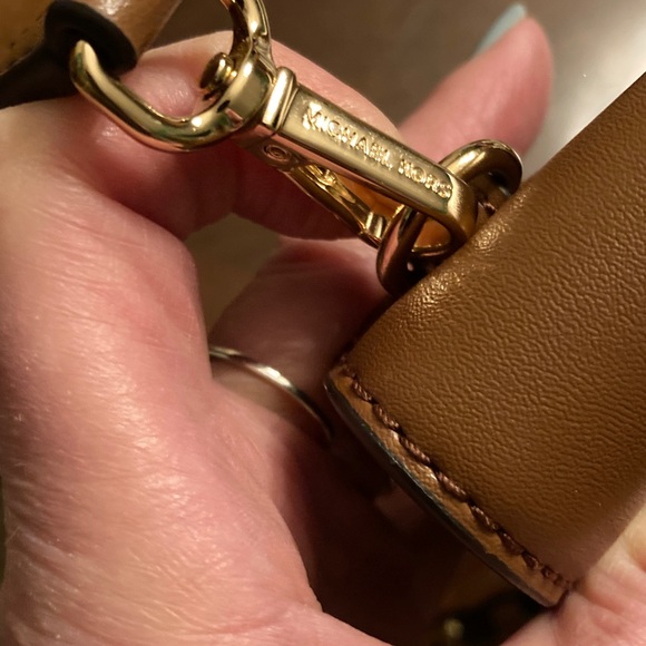 Michael Kors NWOT Tan Compact Envelope Style Convertible Crossbody / Clutch. - Picture 5 of 11